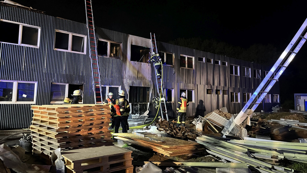 In den letzten Wochen hatte es in Roßdorf häufiger gebrannt, unter anderem in einer Containeranlage für die Unterbringung von Geflüchteten. Ob es bei den neuesten Bränden einen Zusammenhang zu diesen gibt, prüft die Polizei derzeit.