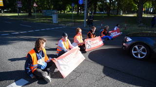 Festgeklebt: Sechs Personen blockieren B 37 in Mannheim