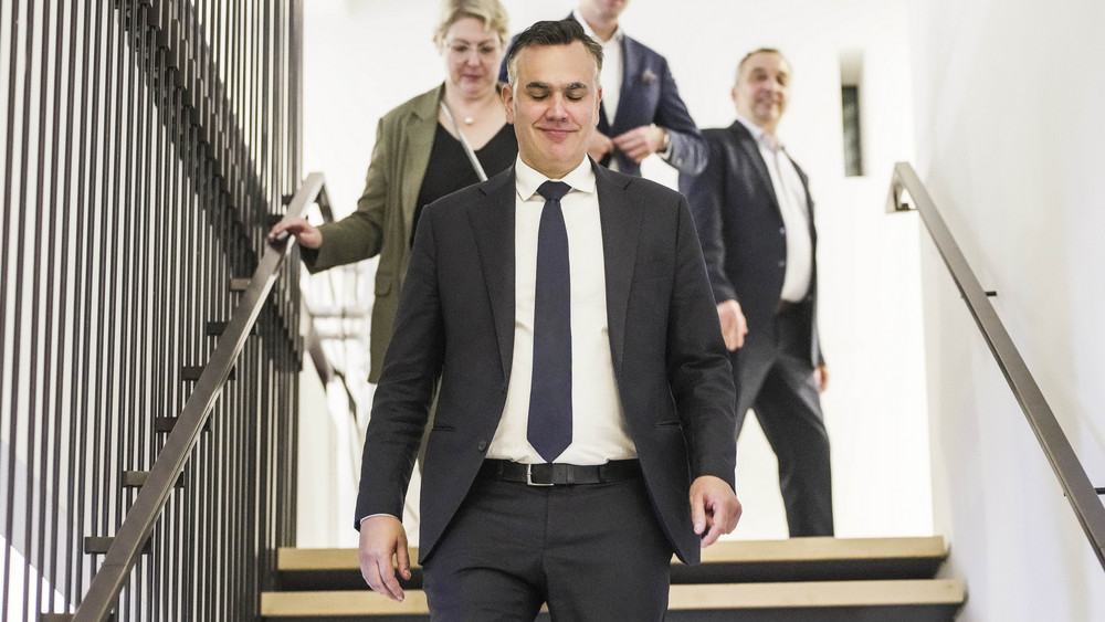 Stefan Naas, Spitzenkandidat der FDP, geht im Landtag eine Treppe runter.