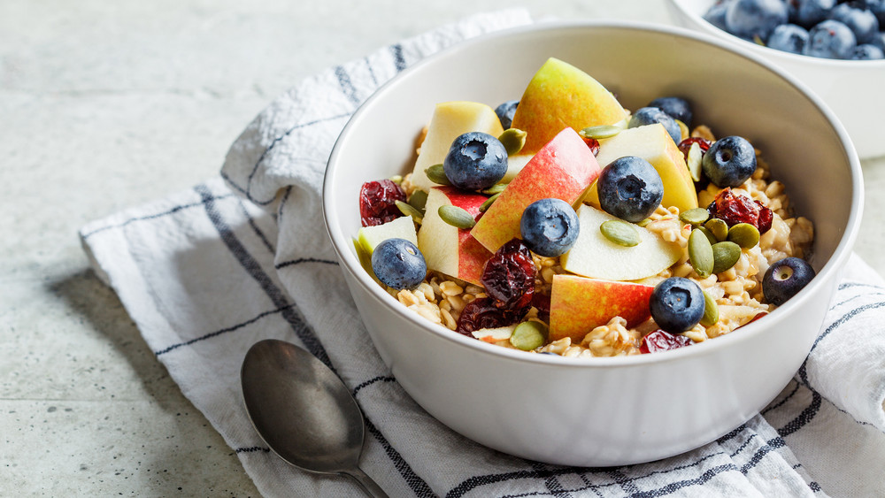 Ein Bircher Müsli ist in einer weißen Schale angerichtet