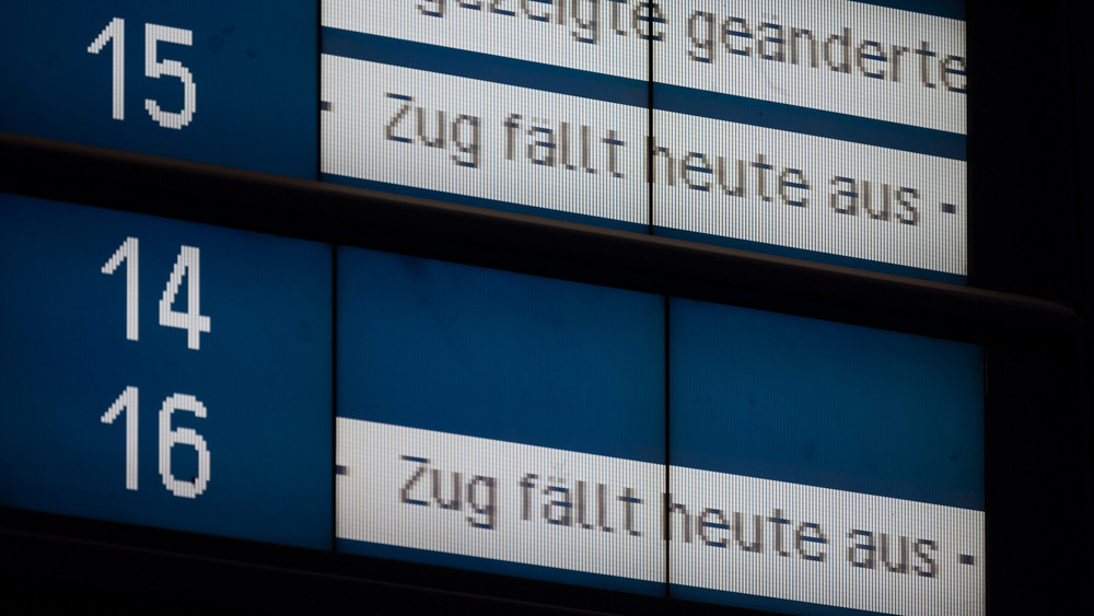 Eine Anzeige weist im Hauptbahnhof auf Zugausfälle hin.
