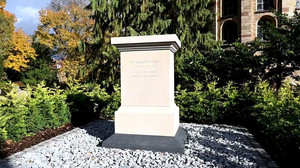 Ein Denkmal im Park: Gestaltung von Helmut-Kohl-Grab beendet