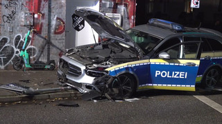 Polizeieinsatz endet mit Unfall – Fußgänger werden verletzt
