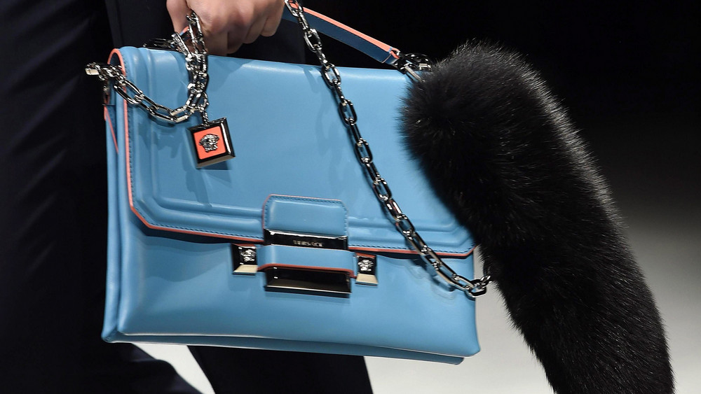 Eine blaue Handtasche von Versace.
