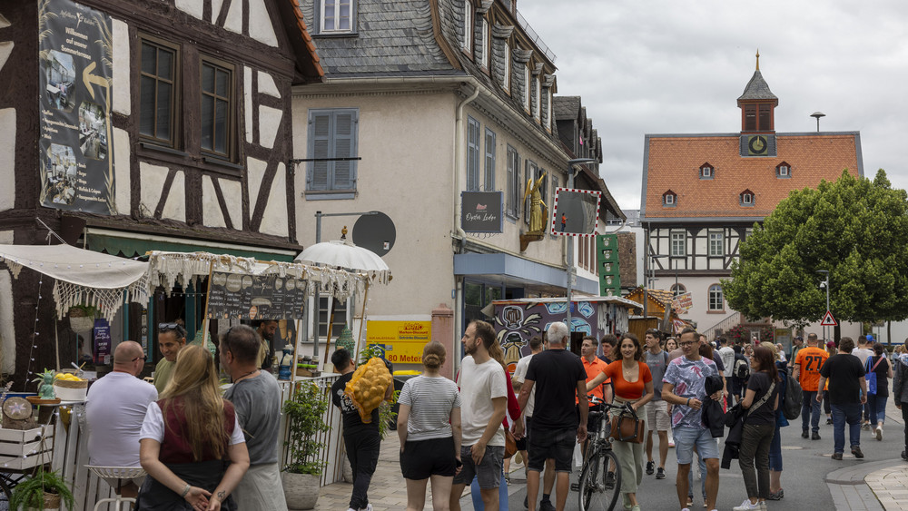 Besucher sind auf dem Hessentag in Bad Vilbel unterwegs. 