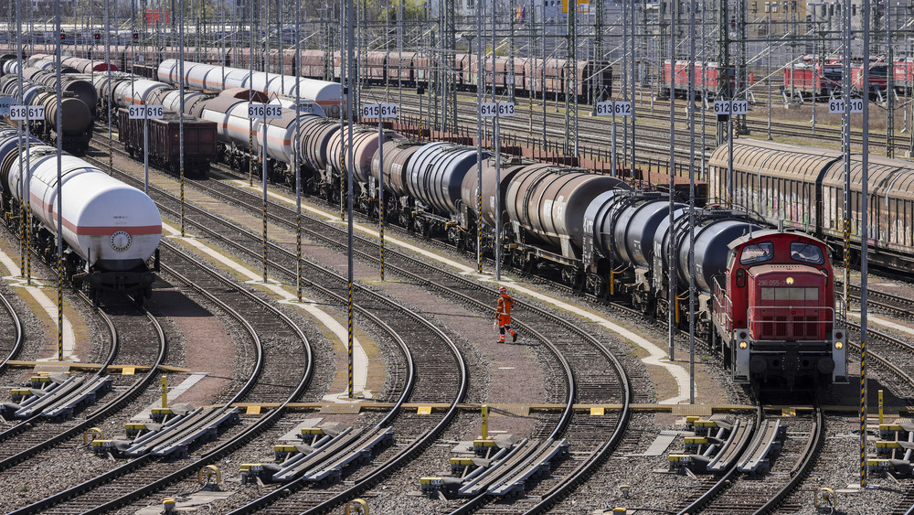 Der Lokführer eines Güterzugs hat bei Baunatal eine Vollbremsung hingelegt. (Symbolbild)
