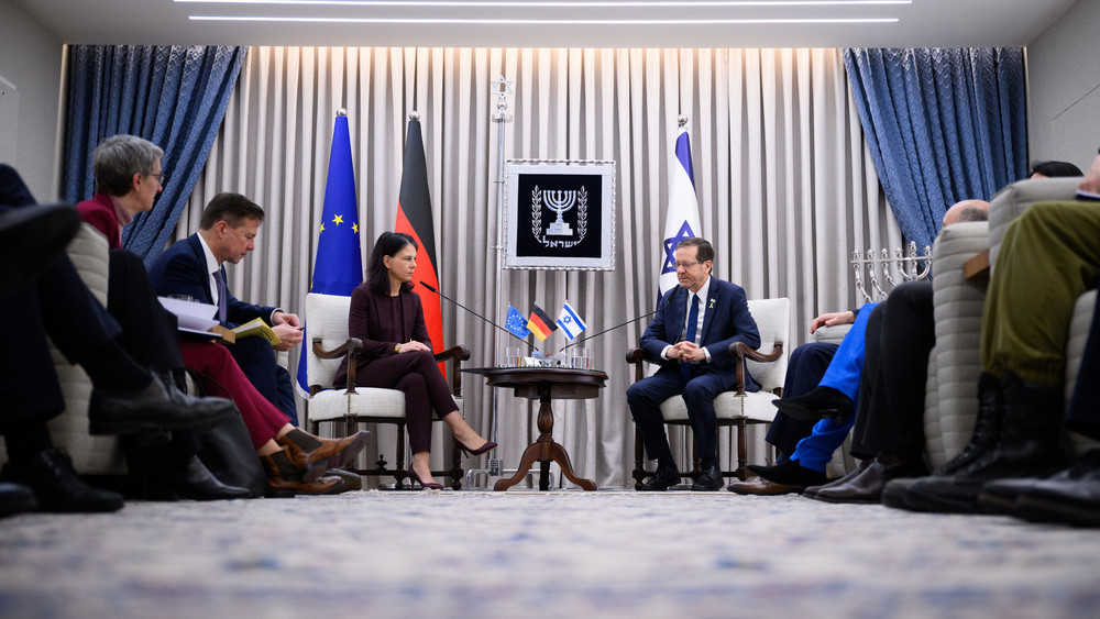 Außenministerin Annalena Baerbock und Izchak Herzog, Präsident von Israel, sprechen im Präsidentenpalast.
