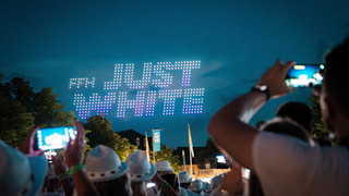 Just White 26 - Quell-Topic - Drohnenshow