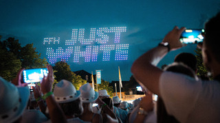 Just White 26 - Drohnenshow lang
