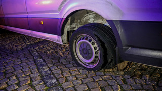 Beim Reifenwechsel: Fahrer unter Transporter eingeklemmt