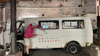 Uni Kassel: Schlagzeug-Studierende trommeln auf altem VW-Bus