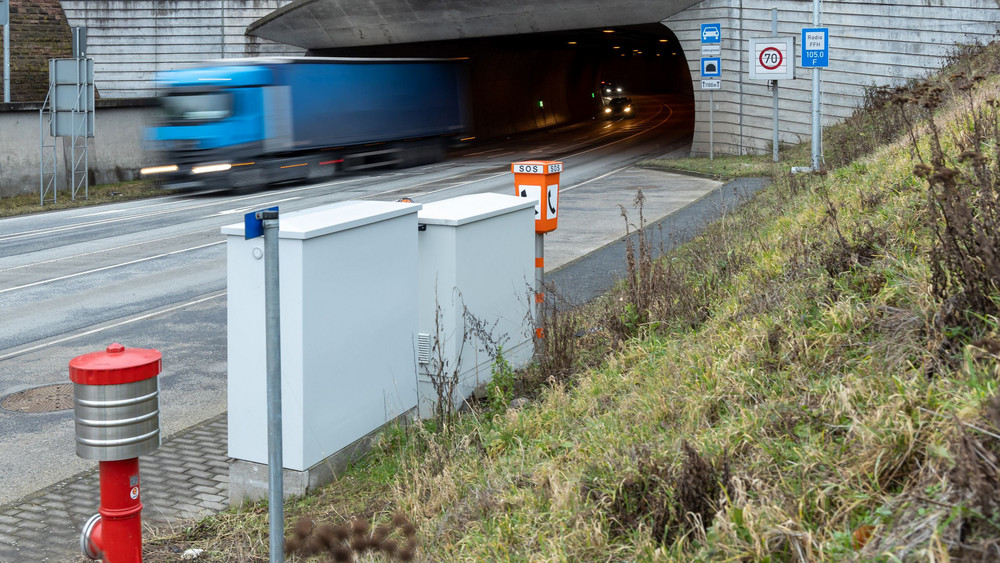 Ein Lastwagen fährt aus dem Lohbergtunnel im südhessischen Mühltal.
