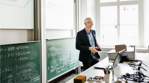 Uni droht Professor mit Entlassung, wenn er nicht Platon-Lektüre vom Lehrplan streicht