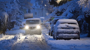 Glatte Fahrbahnen, umgestürzte Bäume: Winter sorgt in Bayern für Chaos