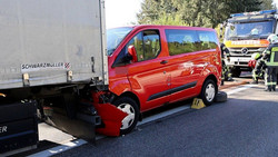 Unfall auf der A7: Schultransporter mit Lkw kollidiert
