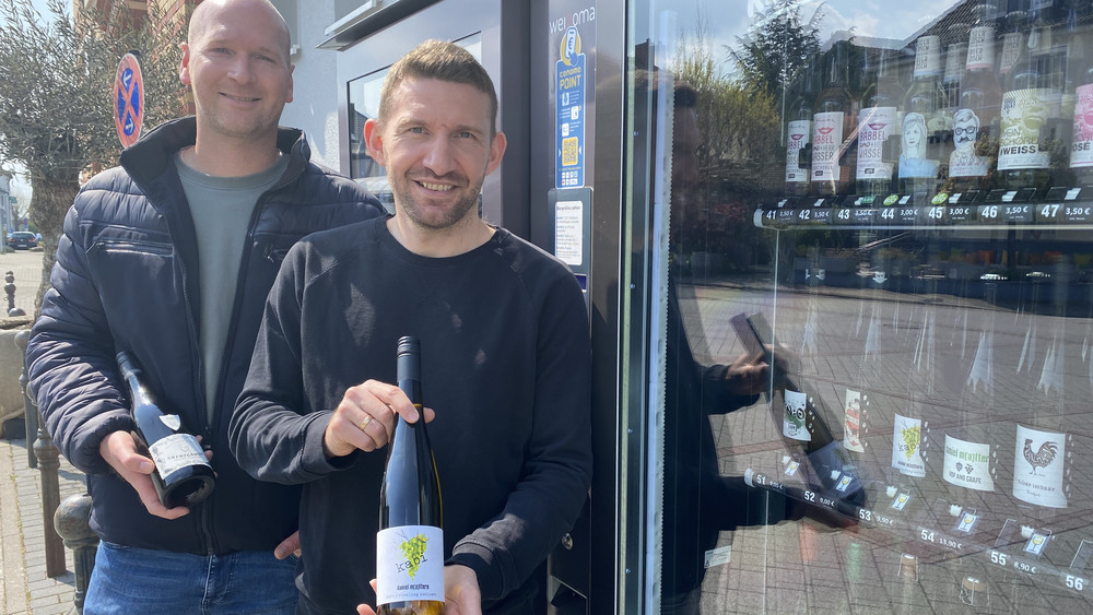 Der Weinomat in Rodgau: Die beiden Initiatoren Vasili Seroschtanow und Alex Huber präsentieren stolz ihre Weine.
