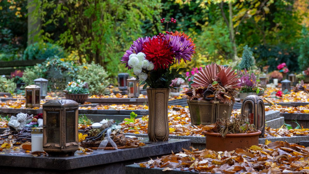 In Osthessen gibt es aktuell eine Welle an Grabschmuck-Diebstählen (Symbolbild). 