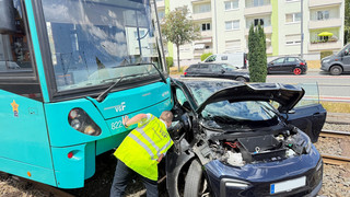 Auto kollidiert mit U-Bahn in Oberursel - zwei Verletzte