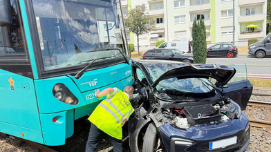 Auto kollidiert mit U-Bahn in Oberursel - zwei Verletzte