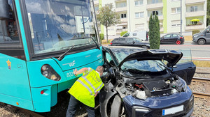 Auto kollidiert mit U-Bahn in Oberursel - zwei Verletzte