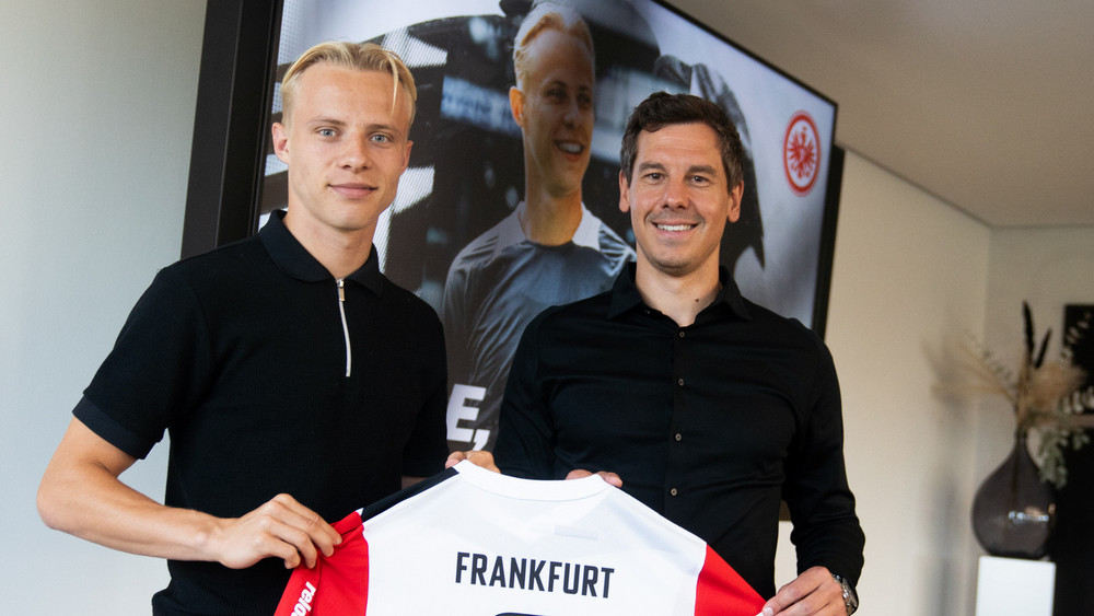 Eintracht-Sportdirektor Timmo Hardung (rechts) stellt den dänischen Neuzugang Oscar Højlund (links) vor.