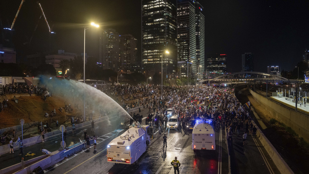 Zehntausende Menschen haben in Israel gegen die umstrittene Justizreform protestiert. Unter anderem marschierten sie auf einer zentralen Autobahn. Die Polizei setzte Wasserwerfer ein.