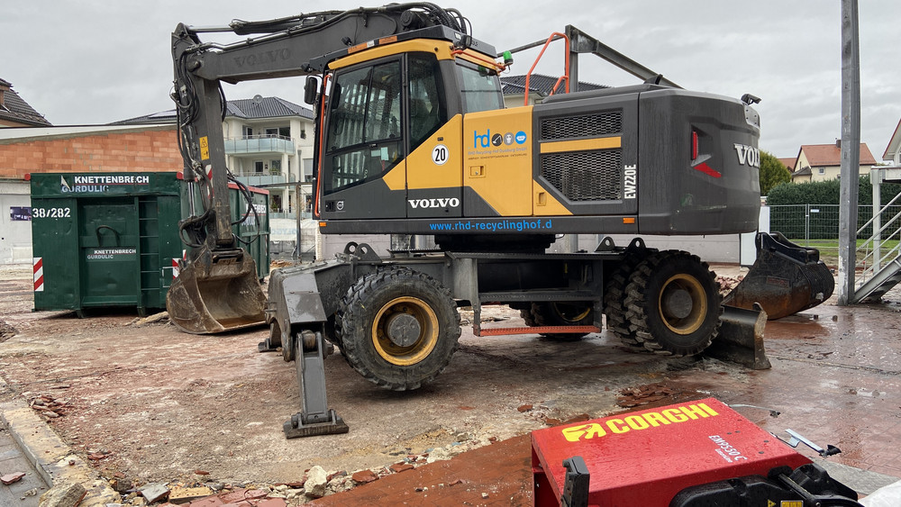 Hier wurden früher die Autos repariert. Von der Werkstatt ist nichts übrig geblieben.