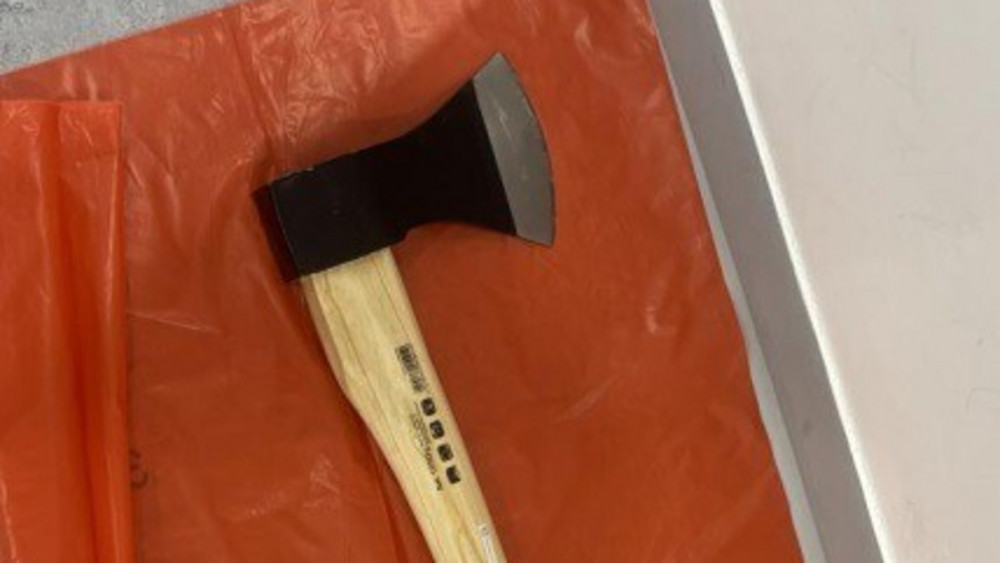 Ein stark alkoholisierter Mann hat im Landkreis Offenbach einen Kiosk-Inhaber mit einer Axt bedroht