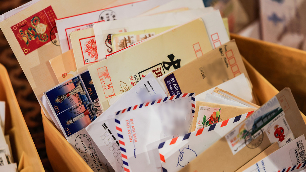 Briefe aus aller Welt liegen in der Christkindpostfiliale der Deutschen Post in einer Kiste.