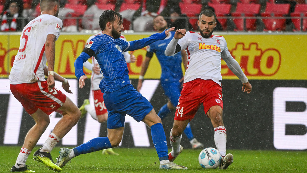 Killian Corredor von Darmstadt (2.v.l) und Robin Ziegele von Regensburg (r.) kämpfen um den Ball.