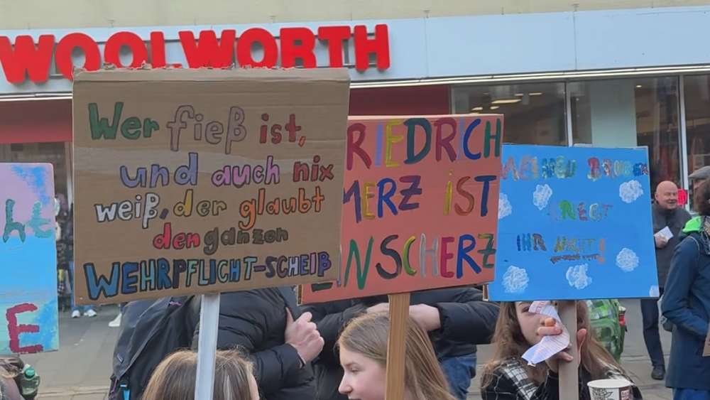 Schüler haben in Kassel gegen die Wehrpflicht demonstriert.