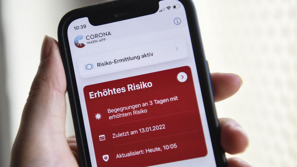 Auf einem Smartphone zeigt die geöffnete Corona-Warn-App ein erhöhtes Risiko an. Die rote Anzeige warnt noch bis zum 1.Mai vor Begegnungen mit Corona-positiv getesteten Personen, danach wird sie abgeschaltet (Symbolbild).