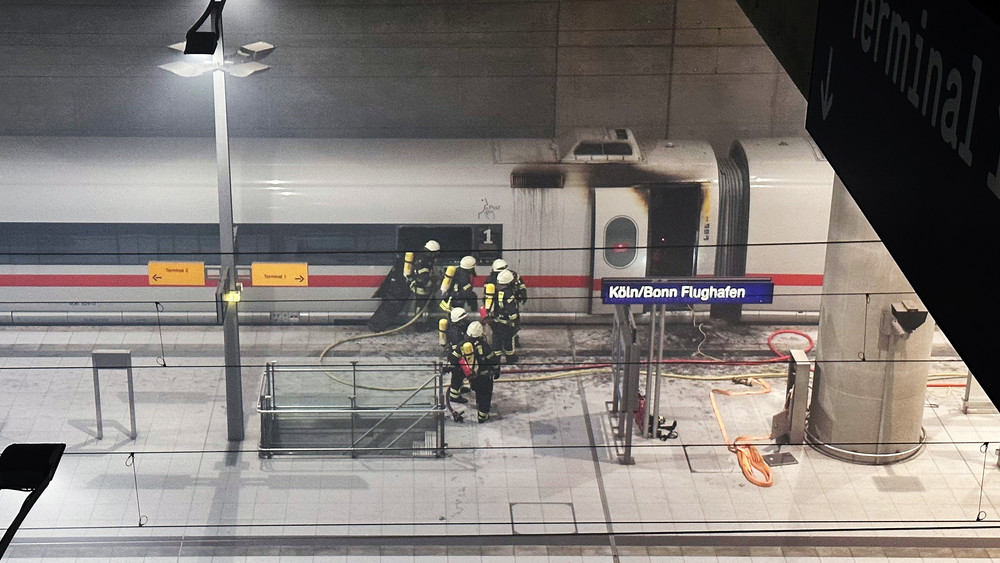 Die Feuerwehr bei Löscharbeiten an dem ICE von Frankfurt nach Köln am Bahnhof des Flughafens Köln/Bonn. 