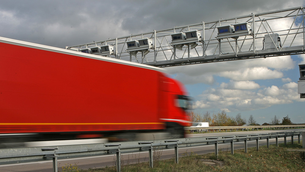Noch gilt in Hessen an Fronleichnam das LKW-Fahrverbot... Verkehrsminister Mansoori rüttelt daran.