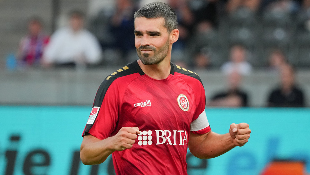 ußball-Zweitligist SV Wehen Wiesbaden hat den zum Saisonende auslaufenden Vertrag mit dem 32 Jahre alten Defensivspieler Sascha Mockenhaupt vorzeitig verlängert.