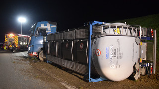 Stau bei Sinsheim: Tanklaster nach Unfall auf A6 geborgen