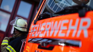 Frau bringt Dose mit Radioaktivitäts-Zeichen zur Feuerwehr