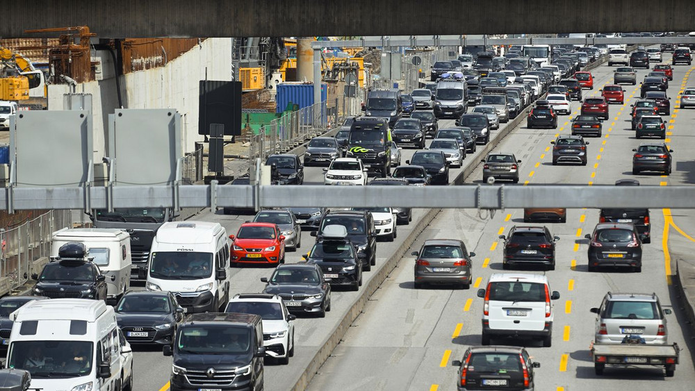 S-Bahnbrücke über die A7 in Hamburg-Bahrenfeld