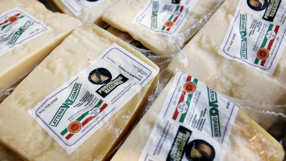 Ein Dieb hat in einem Supermarkt in Mainz gleich 34 Packungen Parmesan mitgehen lassen (Symbolbild).