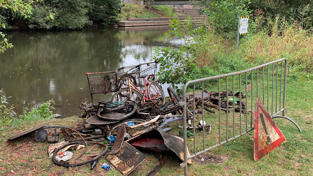 Auch die üblichen Großfunde wie Fahrräder, Einkaufswagen und Straßenschilder bargen die Freiwilligen aus dem Wasser. 