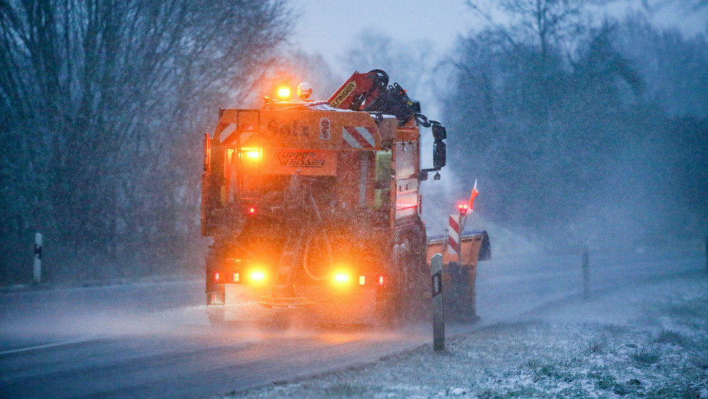 Ein Räumfahrzeug des Winterdienstes. Starke Schneefälle haben am Abend zu erheblichen Verkehrsbehinderungen geführt - vor allem in Rheinland-Pfalz