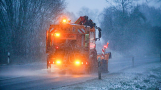 Starke Schneefälle sorgen für Verkehrsbehinderungen und Unfälle