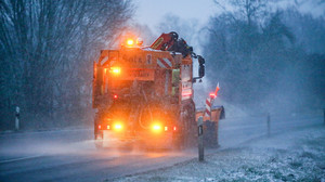 Starke Schneefälle sorgen für Verkehrsbehinderungen und Unfälle