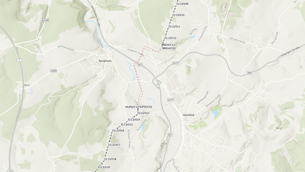 Die Nummern entlang der Trasse stehen für die Maststandorte. Der rot schraffierte Abschnitt steht für die unterirdisch zu verlegende Leitung.