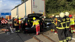 Schwerer Unfall auf der A7: VW Sharan kracht in Sattelzug