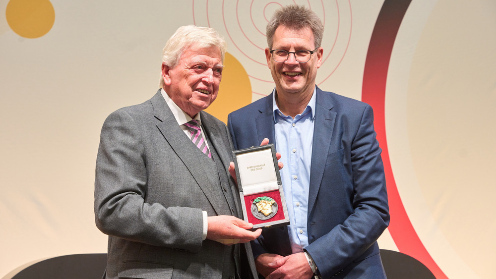 Volker Bouffier und DOSB-Präsident Thomas Weikert im Jahr 2023. Damals wurde dem ehemaligen hessischen Ministerpräsidenten die DOSB-Ehrenmedaille verliehen (Archivbild).