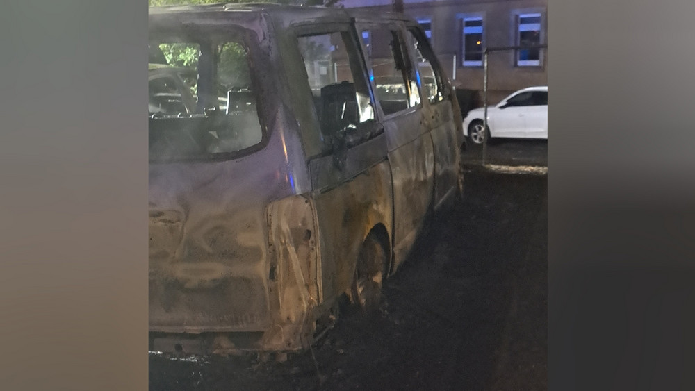Der VW Bus des AfD-Politikers Jürgen Hickethier ist in der Nacht in Lohfelden ausgebrannt. Laut Ermittlern gibt es Hinweise auf Brandstiftung.