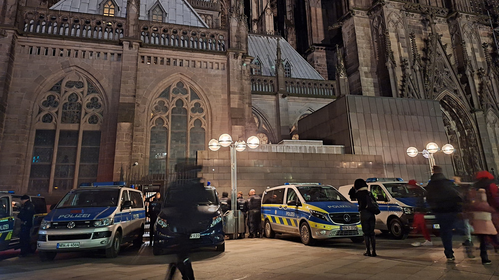Einsatzfahrzeuge der Polizei stehen vor dem Dom. Gottesdienstbesucher des Kölner Doms und Touristen müssen sich in den nächsten Tagen auf erhöhte Sicherheitsstandards einstellen. 