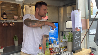 Auf Heiner-Fest in Darmstadt: Lilien-Keeper Schuhen mixt Cocktails