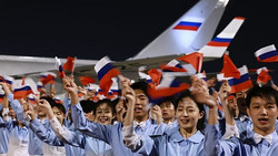 Junge Chinesinnen und Chinesen empfangen Putin bei Ankunft in Peking